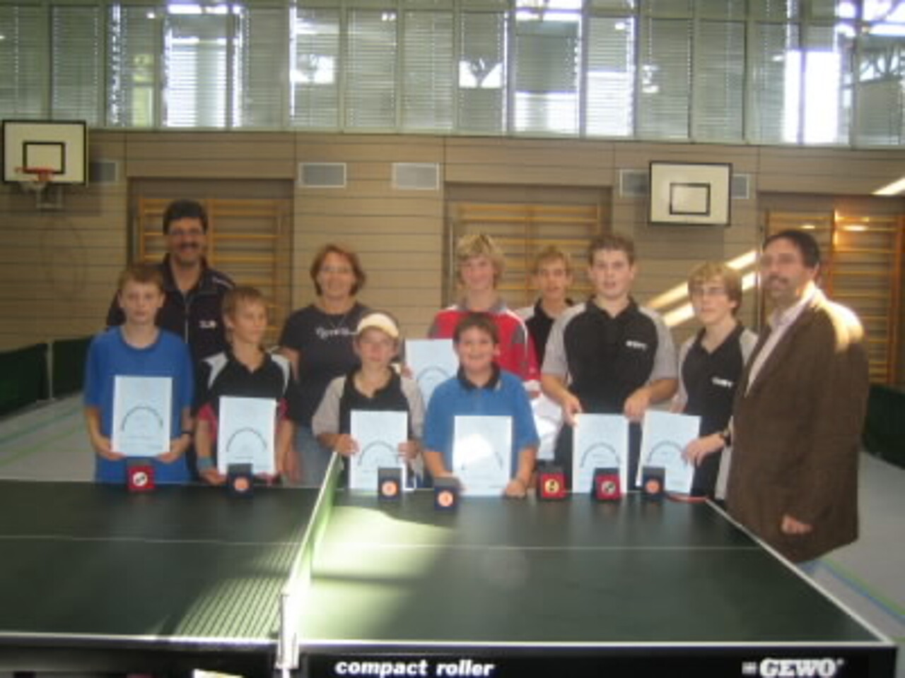Die Platzierten bei den Kreismeisterschaften der Schüler A und B mit dem Ausrichter Günther Wiehle und Monika Zehend von der DJK Weiden und stellvertretendem Kreisvorsitzenden Günter Kick (re)